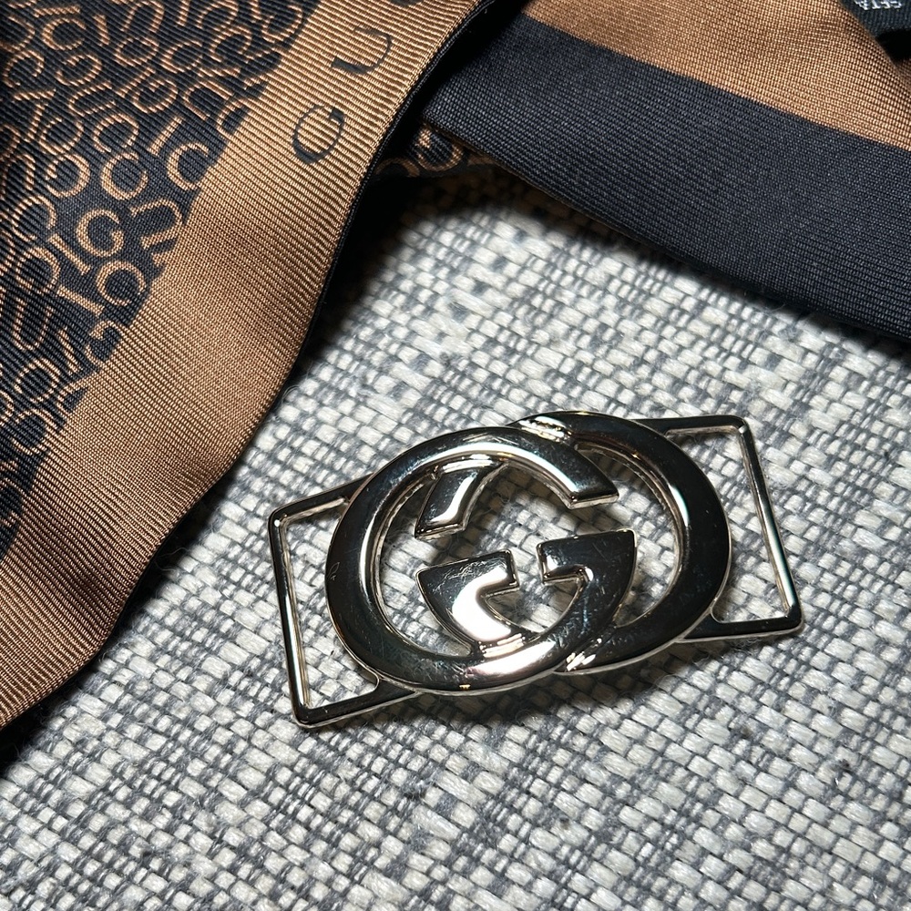 264. Gucci Brown GG Patterned Silk Twilly with scraf ring (coa) - Picture 5 of 8
